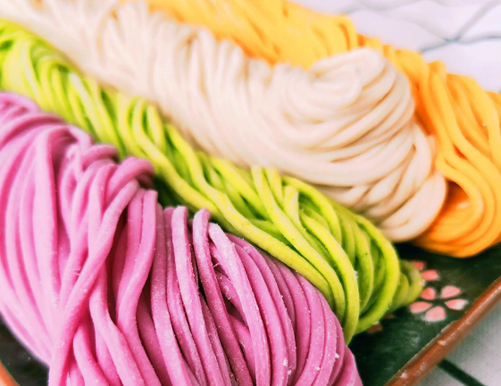 用面條機(jī)做面條實(shí)現(xiàn)跨行打劫-拓展新思維新格局