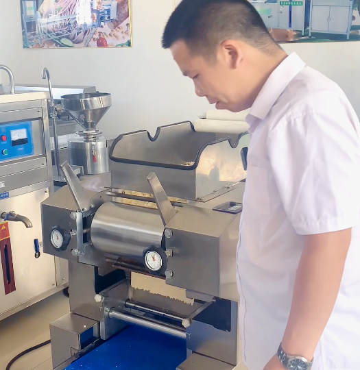 怎么使用壓面拌面一體機(jī)做面條 怎么使用壓面拌面一體機(jī)做面條