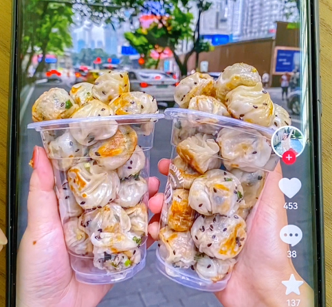 華人老鐵用拇指生煎包機做生煎包，湯汁濃稠、面皮酥脆！