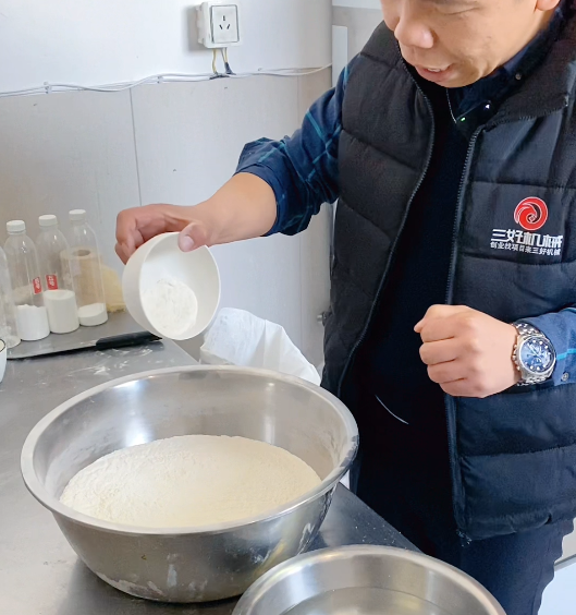 老鐵用饅頭機做饅頭，卻捅破豆渣這個馬蜂窩“咋辦”？