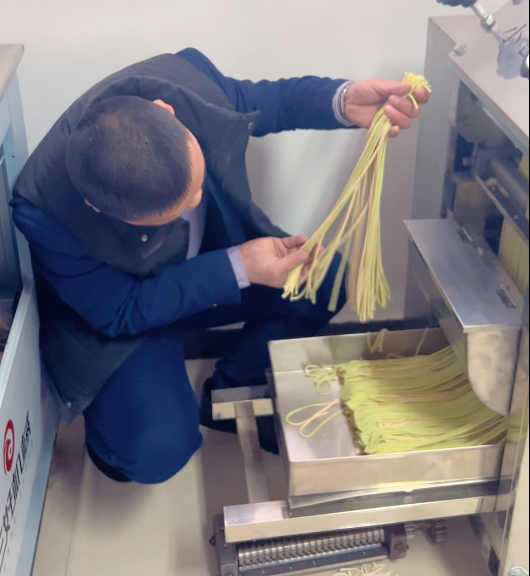 三好小型面條機(jī)做果蔬面 三好小型面條機(jī)做果蔬面