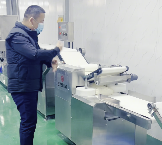 一個(gè)饅頭房到底需要一臺(tái)多大的饅頭機(jī)做饅頭？